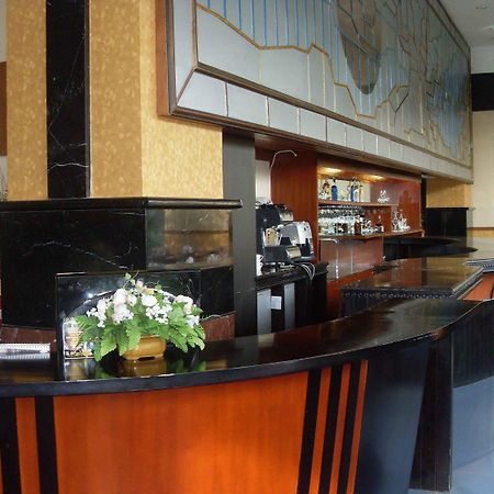 Hotel Oval Surabaya Bagian luar foto