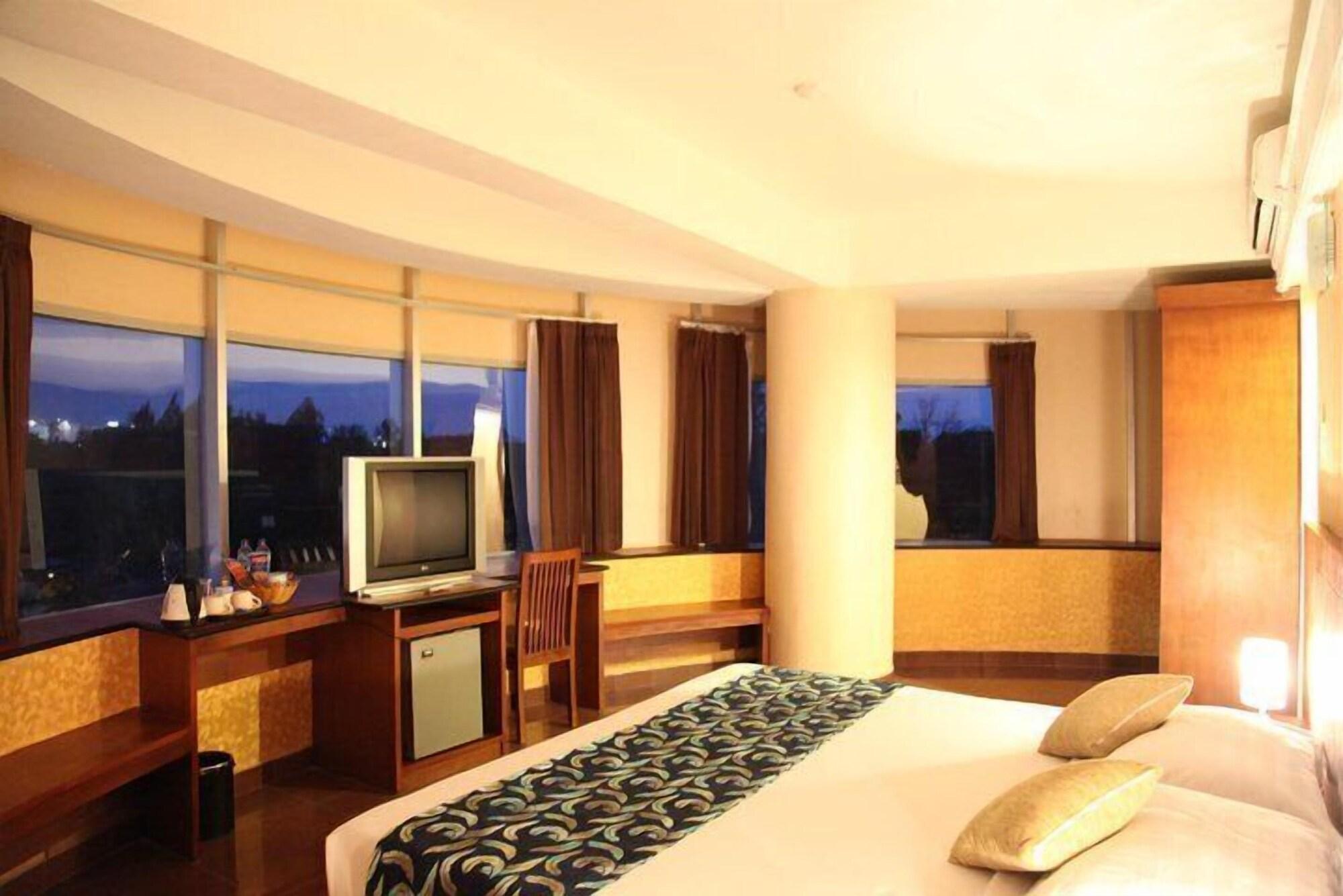 Hotel Oval Surabaya Bagian luar foto