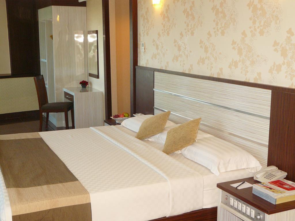 Hotel Oval Surabaya Bagian luar foto