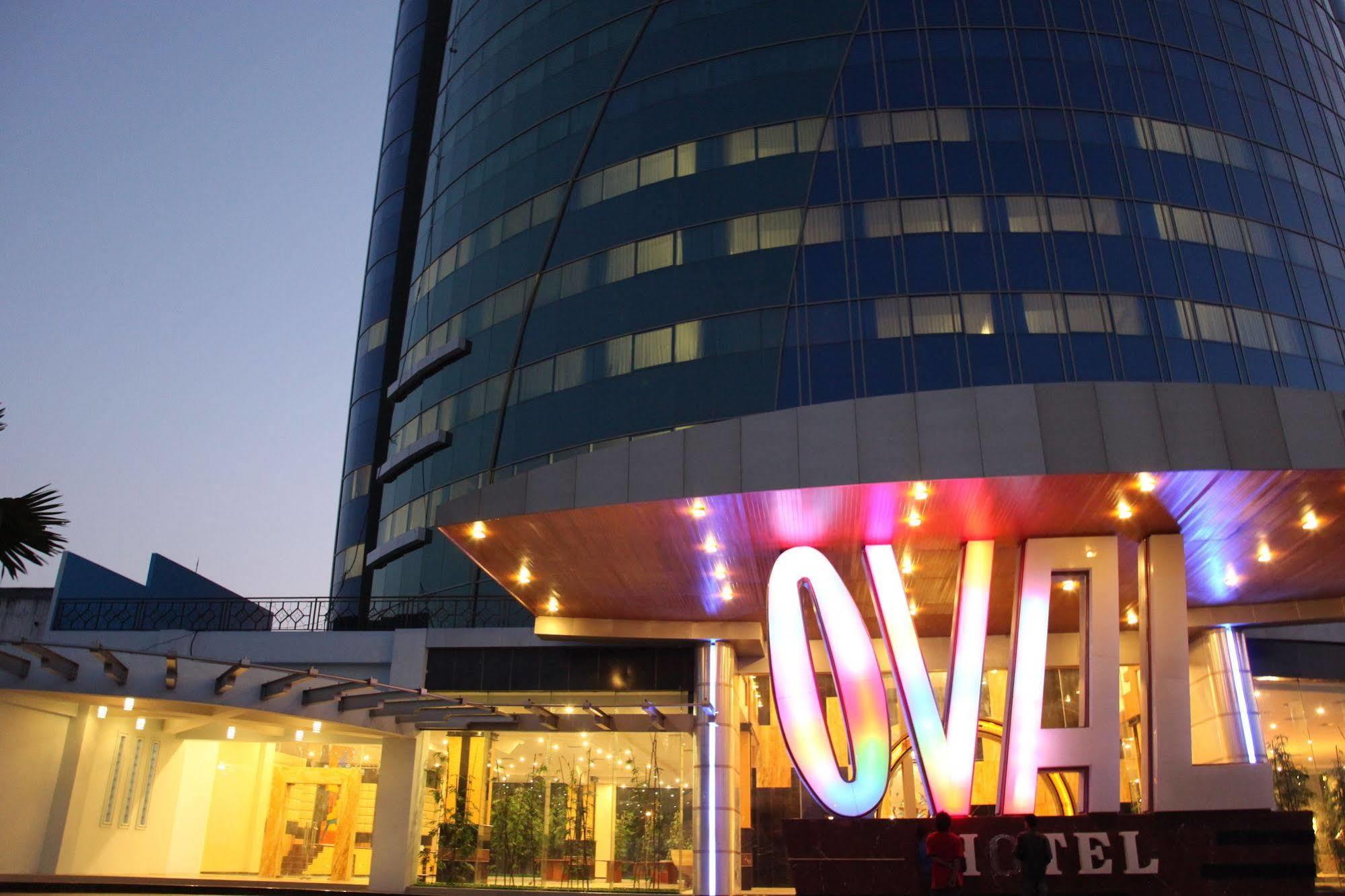 Hotel Oval Surabaya Bagian luar foto