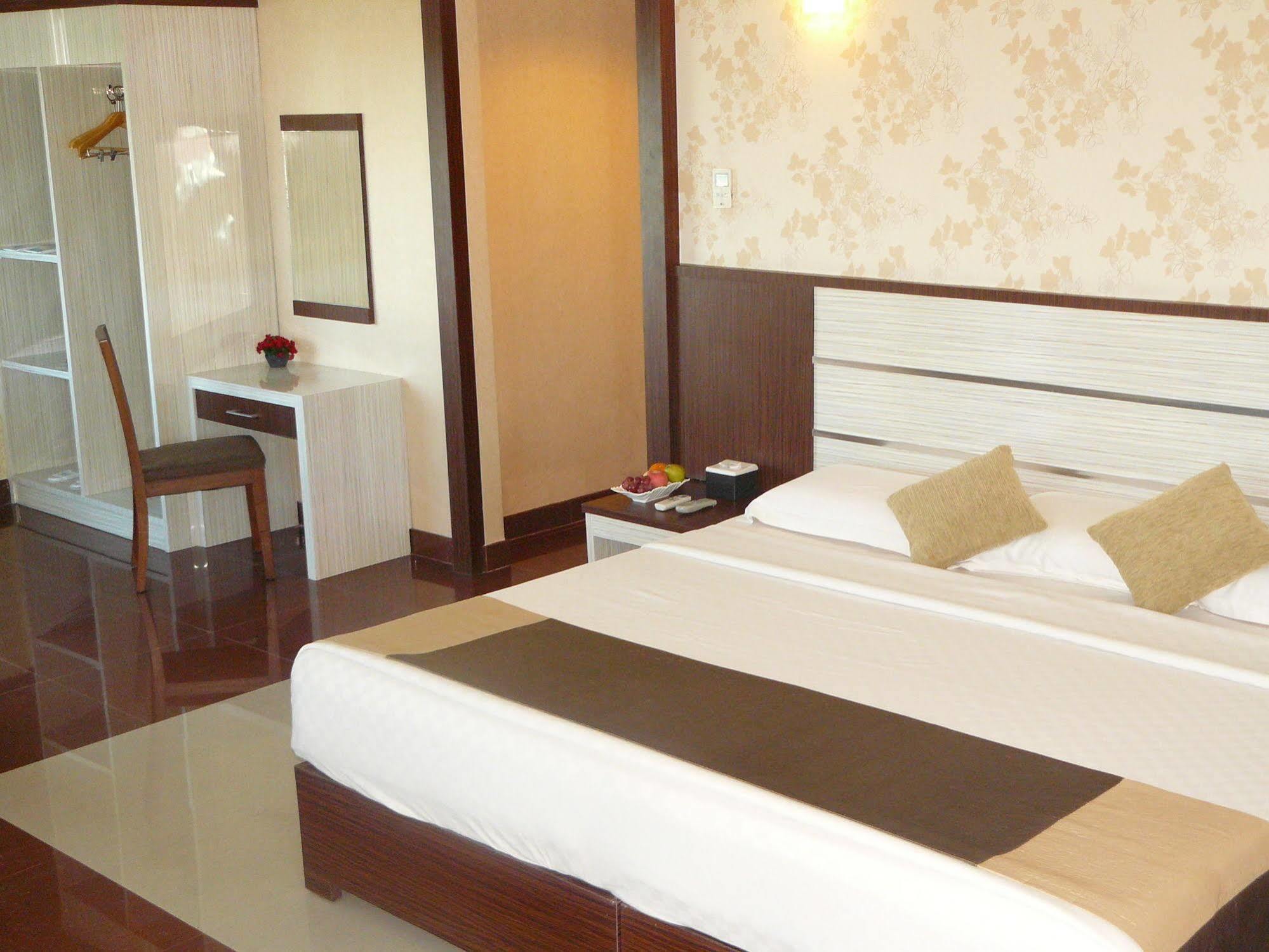 Hotel Oval Surabaya Bagian luar foto